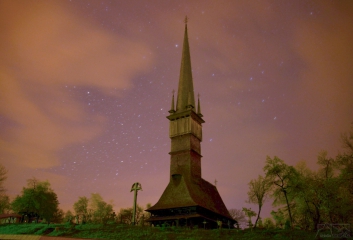 nočný pohľad na drevený kostolík v Šurdešti, Maramures